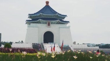 Bahar konsepti, Chiang Kai-Shek Anma Salonu 'nun kapısı. Baharda güzel çiçekler, Taipei.