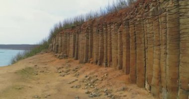 Penghu adalarındaki Tongpan Bazalt, Tayvan. Penghu adaları arasında bazalt kaya sütunlarının en büyük görüntüsüne sahip olan Tongpanyu 'daki özel manzaralardan biridir..