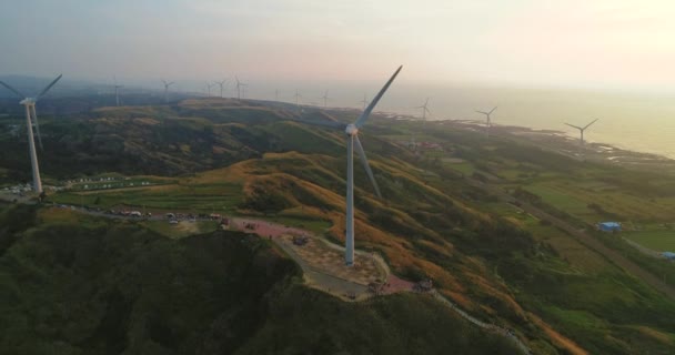 Solnedgång Skott Väderkvarnar Vid Havskusten Taiwan — Stockvideo