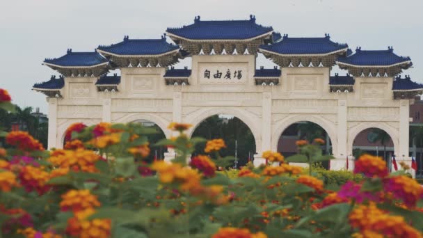 Frühlingskonzept Eingangstor Der Chiang Kai Shek Memorial Hall Mit Schönen — Stockvideo