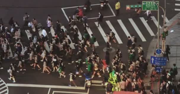 Real Time People Walking Pedestrian Crossing Road Taipei Bus Station — Stockvideo