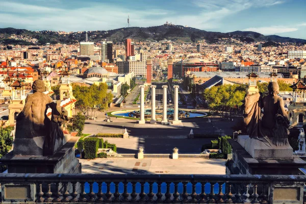 美丽的景色从 Mnac 或帕劳纳尼娜克里斯蒂娜和广场上的埃斯帕尼亚巴塞罗那加泰罗尼亚黎明 — 图库照片