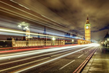 Büyük Ben 'in gece vakti araba ışık yolu var, Londra, İngiltere