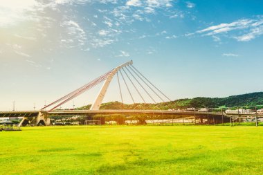 Dazhi Köprüsü, nehir kenarı parkı gün batımında Keelung nehrinin yanında, Tayvan