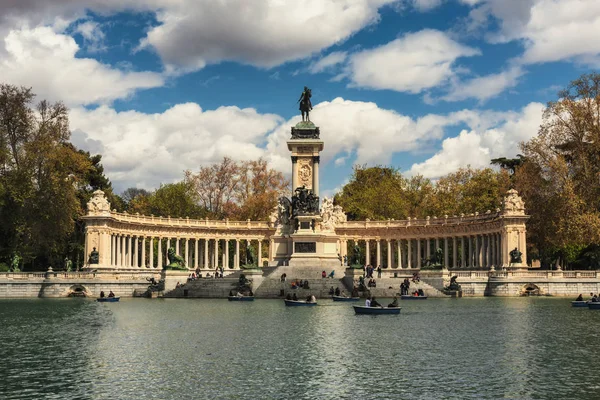 西班牙马德里阿方索十二纪念馆 令人愉悦的休憩公园 的秋景 — 图库照片