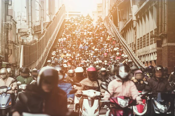 Motosikletler Taipei Köprüsü 'nden aşağı sabah trafiğinde maske takarak iniyor.
