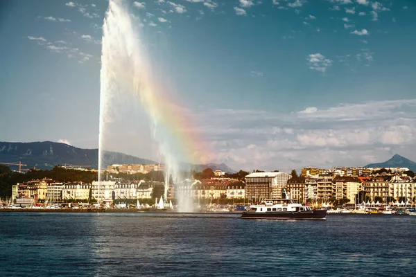 Hermosa Puesta Sol Fuente Chorro Agua Con Arco Iris Lago — Foto de Stock