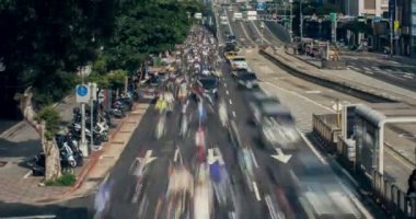 Bir sürü araba, motosiklet, Taipei ve Tayvan trafiği yoğun. 