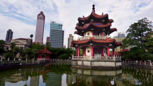 台湾台北228个国家公园的日落 有现代建筑和池塘倒影 — 图库视频影像