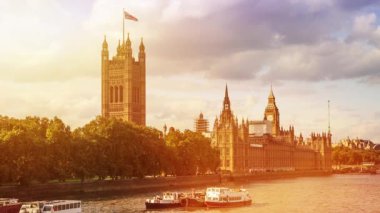 Büyük Ben İngiltere 'de, Londra' nın tarihi ve simgesel simgesinin önünde.