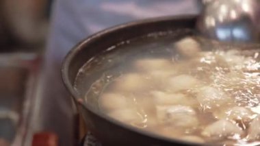 Kaynayan ve buğulama tencere suyunda köfte pişirme