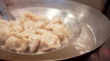 Kaynayan ve buğulama tencere suyunda köfte pişirme