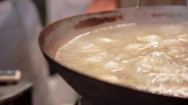 Knödel Kochendem Und Dampfendem Topfwasser Kochen — Stockvideo