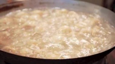 Kaynayan ve buğulama tencere suyunda köfte pişirme