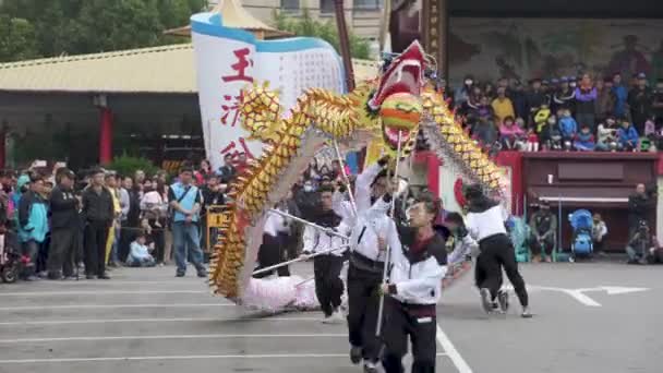ミアオリ ハッカ ランタン フェスティバル ドラゴン爆撃でライオンを踊るドラゴンの頭 旧正月のお祝いの間に台湾の伝統 — ストック動画