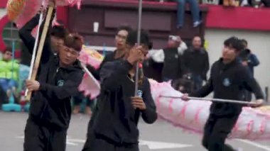 Miaoli Hakka Fener Festivali Ejderha Bombardımanı Aslan Dans ile Bir Ejderha Başkanı, Çin Yeni Yıl Kutlaması sırasında Tayvan geleneği