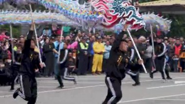 Miaoli Hakka Fener Festivali Ejderha Bombardımanı Aslan Dans ile Bir Ejderha Başkanı, Çin Yeni Yıl Kutlaması sırasında Tayvan geleneği