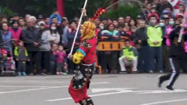 Miaoli Hakka Fener Festivali Ejderha Bombardımanı Aslan Dans ile Bir Ejderha Başkanı, Çin Yeni Yıl Kutlaması sırasında Tayvan geleneği