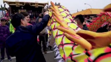Miaoli, Tayvan-08 Şubat 2019: Miaoli Hakka Lantern Festivali Ejderha Bombardımanı Aslan Dans ile Bir Ejderha Başkanı 4k, Çin Yeni Yıl Kutlaması sırasında Tayvan geleneği