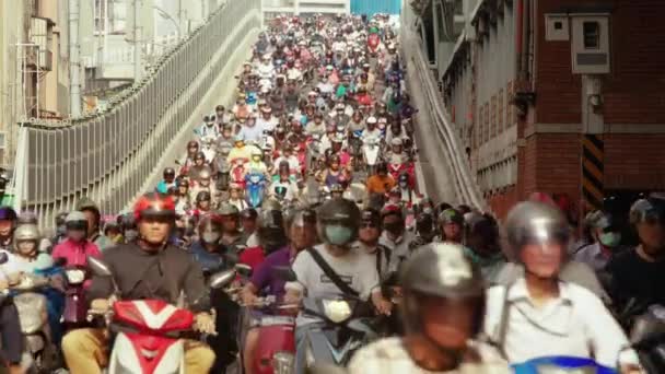 Tráfico Puente Través Taipei City Coronado Personas Están Montando Scooters — Vídeo de stock