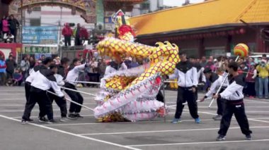 Miaoli, Tayvan-08 Şubat 2019: Miaoli Hakka Lantern Festivali Ejderha Bombardımanı Aslan Dans ile Bir Ejderha Başkanı 4k, Çin Yeni Yıl Kutlaması sırasında Tayvan geleneği