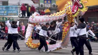 Miaoli, Tayvan-08 Şubat 2019: Miaoli Hakka Lantern Festivali Ejderha Bombardımanı Aslan Dans ile Bir Ejderha Başkanı 4k, Çin Yeni Yıl Kutlaması sırasında Tayvan geleneği