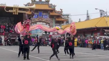 Miaoli, Tayvan-08 Şubat 2019: Miaoli Hakka Lantern Festivali Ejderha Bombardımanı Aslan Dans ile Bir Ejderha Başkanı 4k, Çin Yeni Yıl Kutlaması sırasında Tayvan geleneği