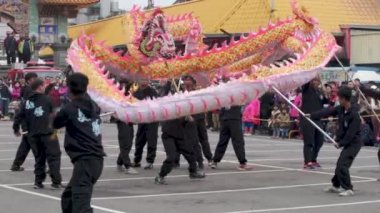 Miaoli, Tayvan-08 Şubat 2019: Miaoli Hakka Lantern Festivali Ejderha Bombardımanı Aslan Dans ile Bir Ejderha Başkanı 4k, Çin Yeni Yıl Kutlaması sırasında Tayvan geleneği