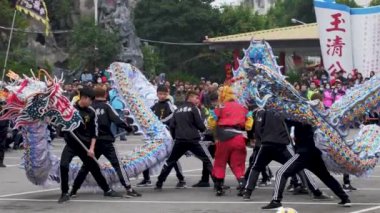 Miaoli, Tayvan-08 Şubat 2019: Miaoli Hakka Lantern Festivali Ejderha Bombardımanı Aslan Dans ile Bir Ejderha Başkanı 4k, Çin Yeni Yıl Kutlaması sırasında Tayvan geleneği