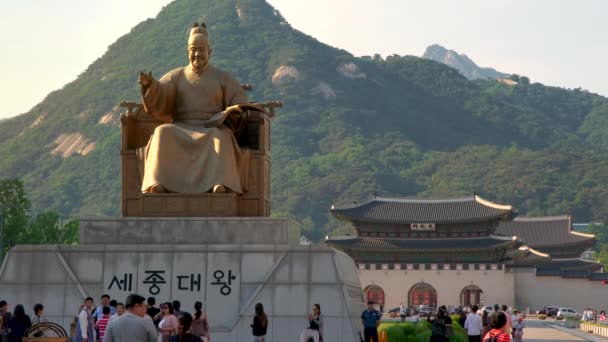 ソウル市の美しい夕日を正面から眺め 韓国王世宗王像 — ストック動画