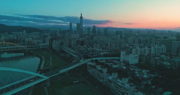 Color Del Atardecer Ciudad Taipei Con Nubes Dramáticas Puente Lado — Vídeo de stock