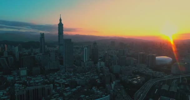 Sunset Barva Města Taipei Dramatickými Mraky Most Stranou — Stock video