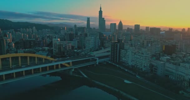 Zonsondergang Kleur Van City Taipei Met Dramatische Wolken Brug Opzij — Stockvideo