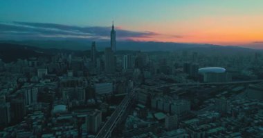 Taipei şehrinin gün batımı rengi dramatik bulutlar ve köprü bir yana