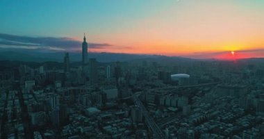 Taipei şehrinin gün batımı rengi dramatik bulutlar ve köprü bir yana