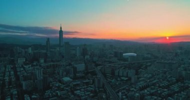 Taipei şehrinin gün batımı rengi dramatik bulutlar ve köprü bir yana