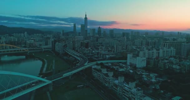 Color Del Atardecer Ciudad Taipei Con Nubes Dramáticas Puente Lado — Vídeo de stock