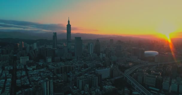 台北的夕阳西下 云彩斑斓 桥面相望 — 图库视频影像