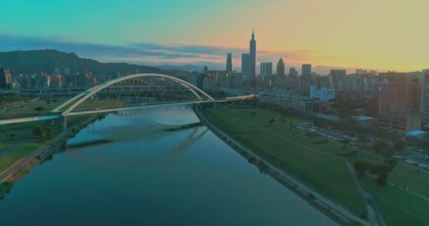 Color Del Atardecer Ciudad Taipei Con Nubes Dramáticas Puente Lado — Vídeos de Stock