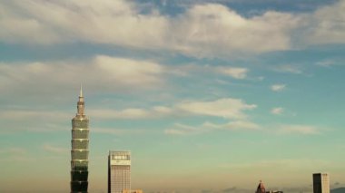 Güzel bulutlarla dolu Taipei şehrinin gündoğumu