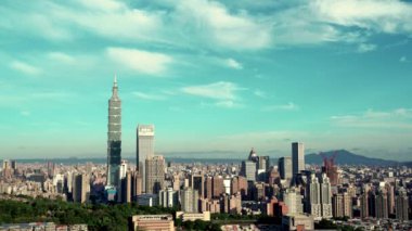 Güzel bulutlarla dolu Taipei şehrinin gündoğumu
