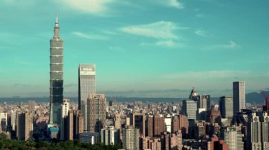 Güzel bulutlarla dolu Taipei şehrinin gündoğumu