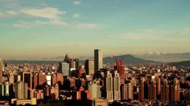 Güzel bulutlarla dolu Taipei şehrinin gündoğumu