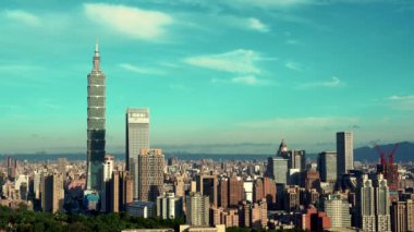 Güzel bulutlarla dolu Taipei şehrinin gündoğumu