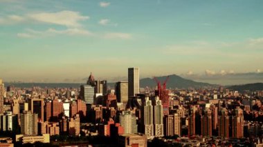 Güzel bulutlarla dolu Taipei şehrinin gündoğumu