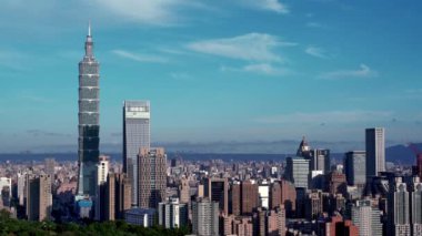 Güzel bulutlarla dolu Taipei şehrinin gündoğumu