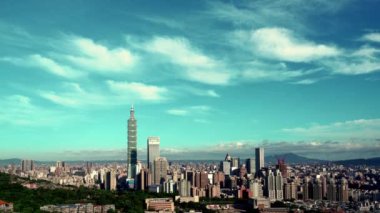 Güzel bulutlarla dolu Taipei şehrinin gündoğumu
