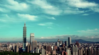 Güzel bulutlarla dolu Taipei şehrinin gündoğumu