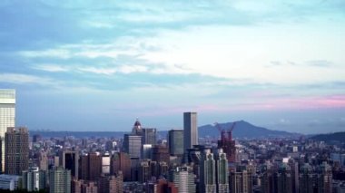 Güzel bulutlarla dolu Taipei şehrinin gündoğumu