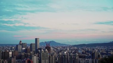 Güzel bulutlarla dolu Taipei şehrinin gündoğumu